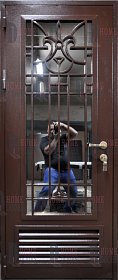 Дверь в бойлерную со стеклом и ковкой фото