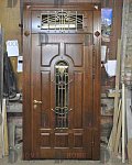 so-steklom-i-kovkoy2 Парадная дверь со стеклом и ковкой HomeDoors