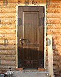 Уличная коричневая дверь